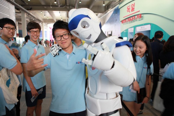 Spectators posing with the marine mascot at Yeosu Expo 2012 (National Assembly Member)
