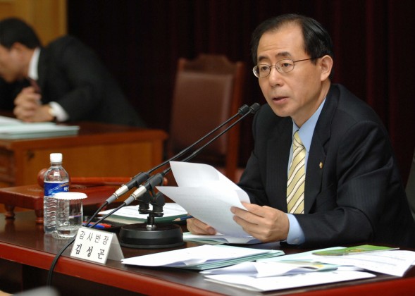 Sunggon-Kim-at-inspect-of-the-government-offices2-e1340957041374