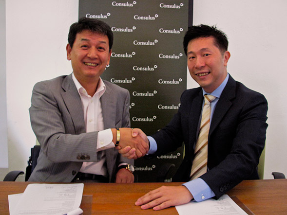 Shinobu Kiba, CEO at Noblesse, pictured left and Felix Fong, Head, International Markets at Consulus, pictured right, at a signing ceremony where Consulus was tasked with preparing Noblesse for Asia expansion.